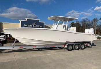 2025 Invincible 33 White Boat